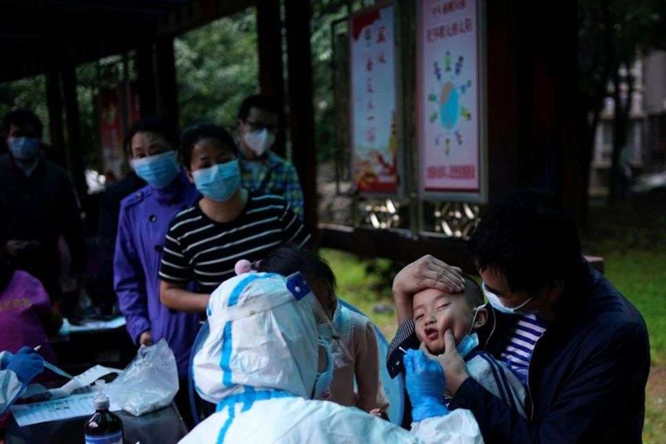 Banorët e Wuhanit në radhë për t`u testuar