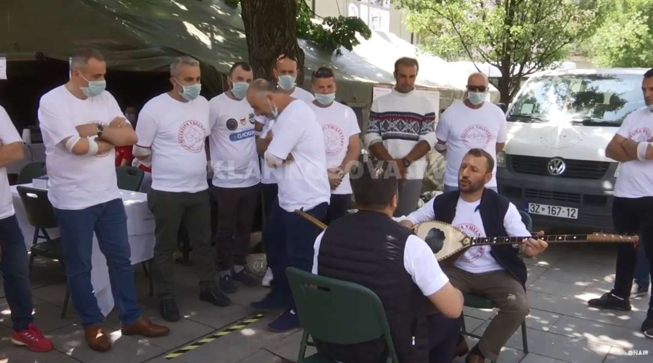 Dhurohet gjak nën tingujt e çiftelisë (VIDEO)