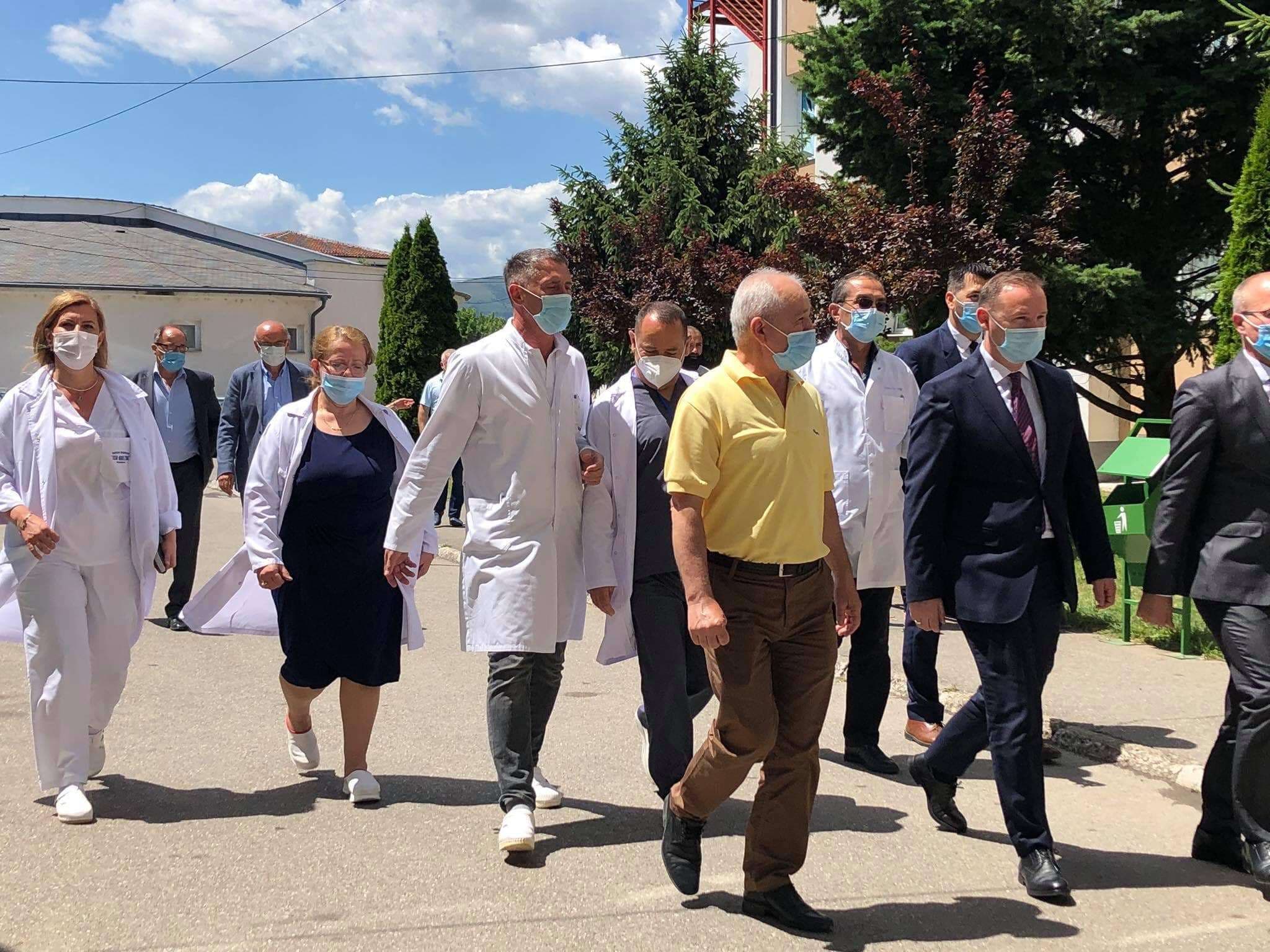 Përballja me Covid-19 në Gjakovë, Zemaj i inkurajuar nga personeli i spitalit "Isa Grezda"