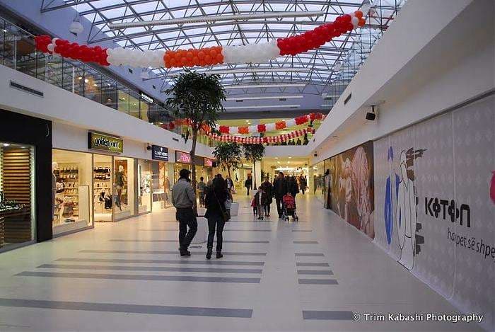 Ministria e Shëndetësisë tregon se cilat masat duhet zbatuar në qendra tregtare (FOTO)