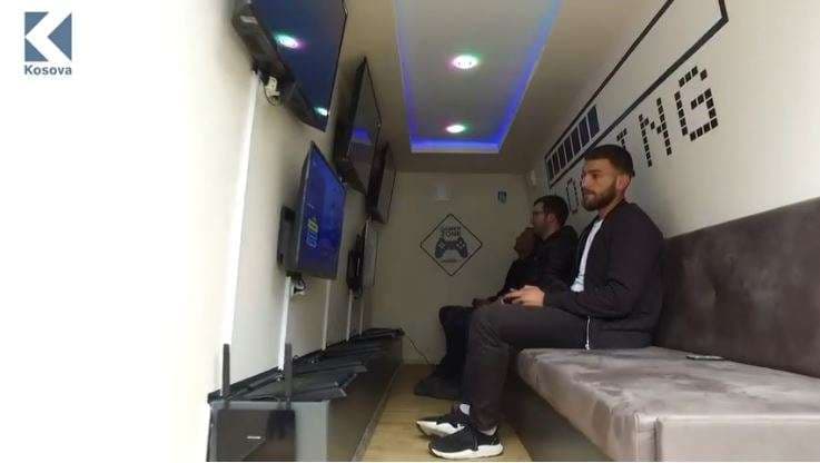 Gaming Van Kosova, furgoni lëvizës me lojëra të ndryshme të PlayStation (VIDEO)