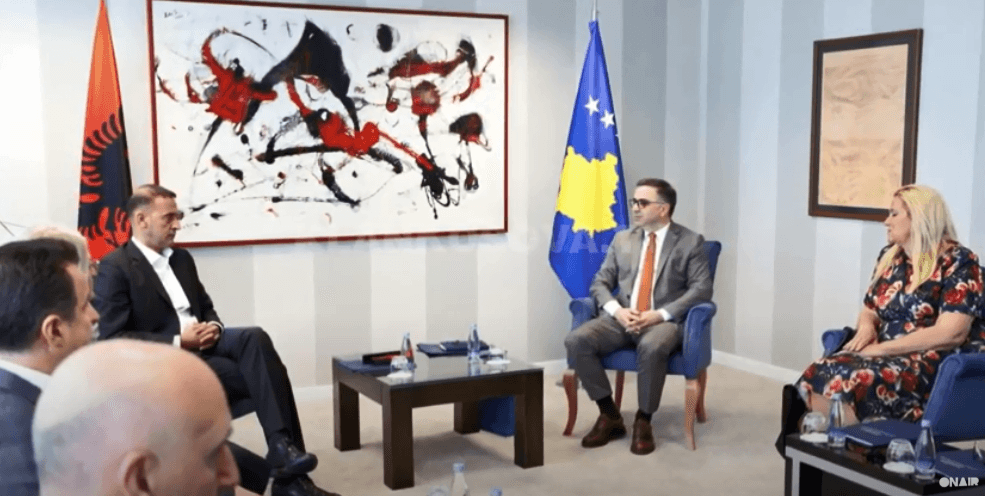 Deputetët e AAK-së e vizitojnë bashkëpartiakun në Qeveri (VIDEO)