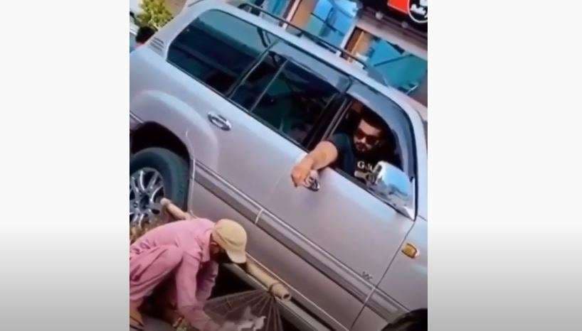I blen zogjtë, dhe i liron aty për aty (VIDEO)