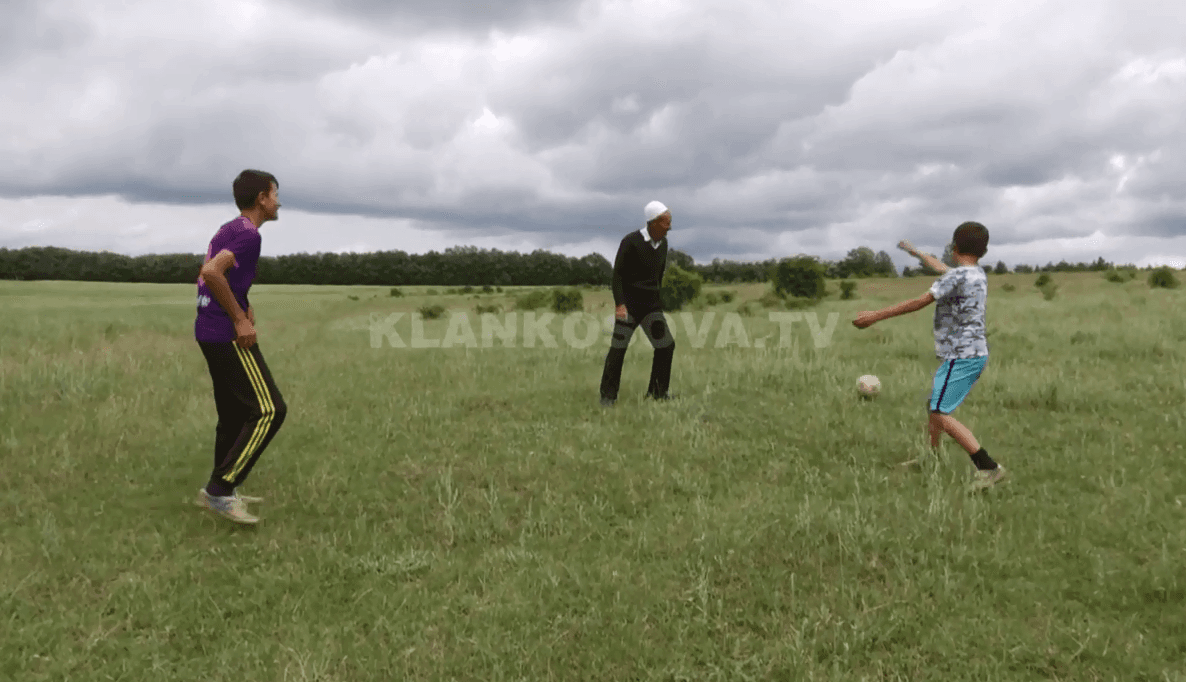 74 vjeçari nga Prekazi që ëndërr kishte të bëhej futbollist, zbavitet me fëmijë livadheve të fshatit (VIDEO)