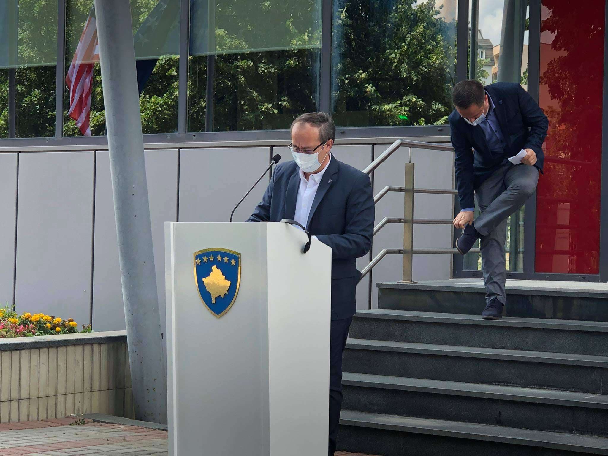 Hoti: Në qytetet me numër të madh të të infektuarve do të kufizohet lëvizja nga 21:00-05:00