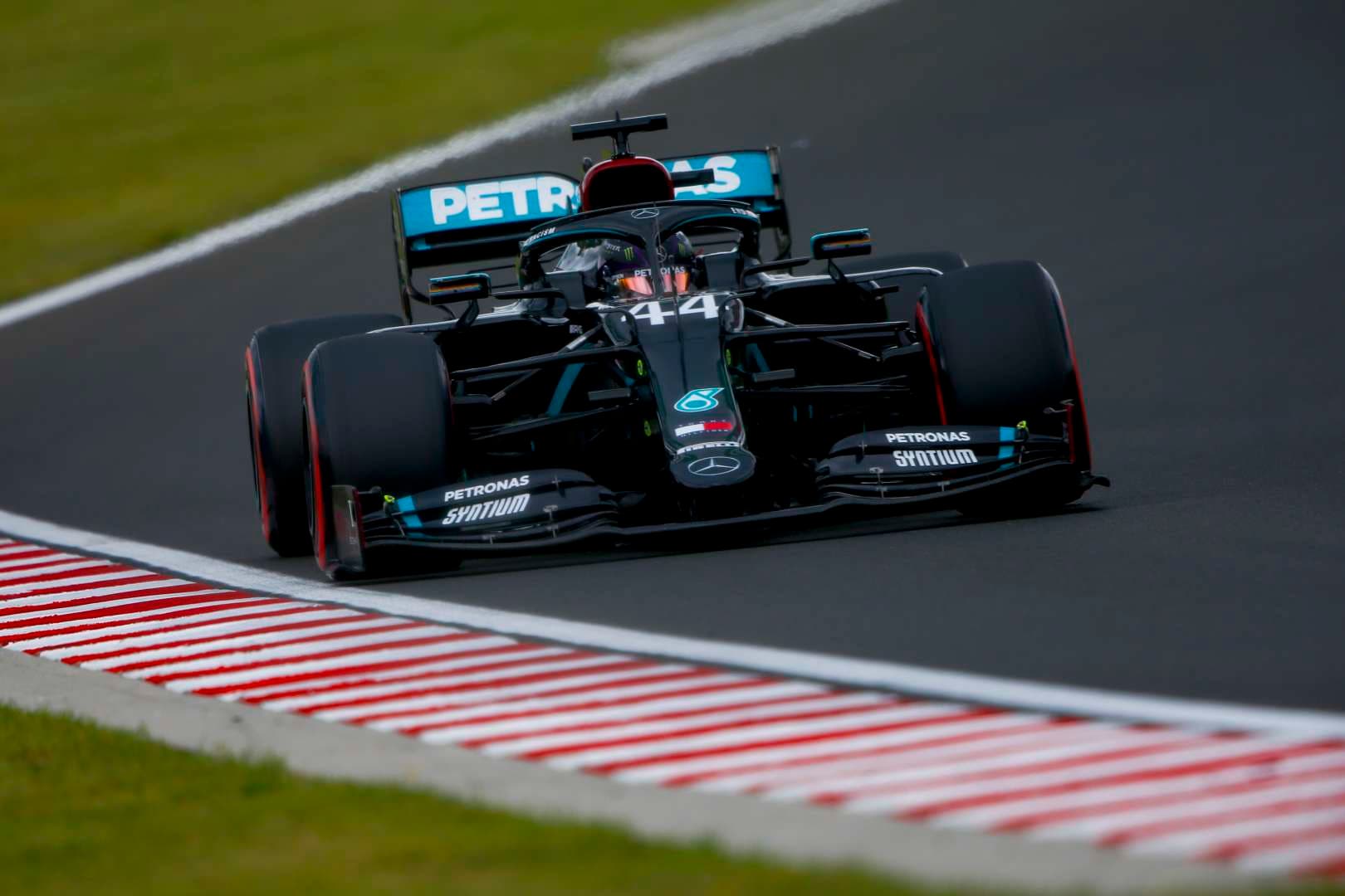 Hamilton fiton në Hungari, arrin rekordin e Schumacher për fitore në një vend