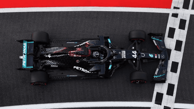 Bottas dhe Hamilton startojnë nga dy pozitat e para në garën e Grand Prix Britania