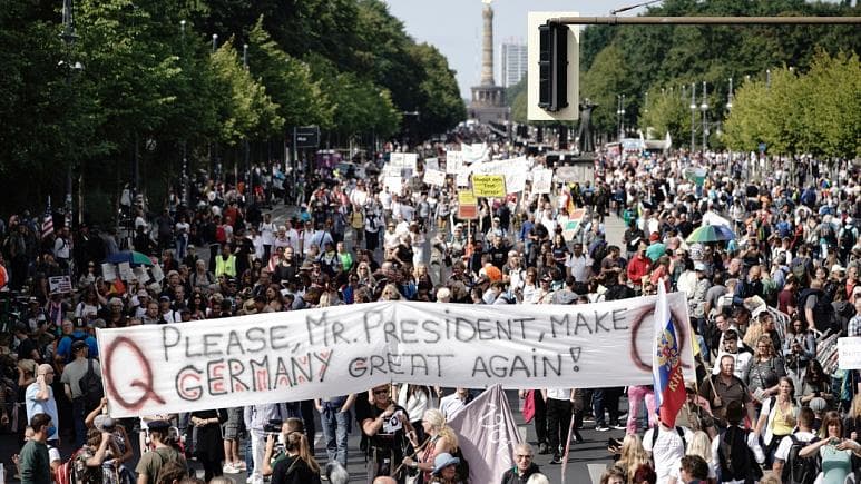 Mijëra skeptikë protestojnë kundër masave anti-pandemi në Berlin