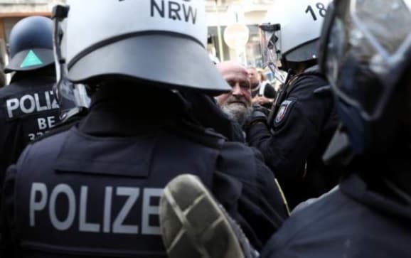 Berlin, policia shpërndanë protestuesit pasi nuk respektuan masat anti-pandemi