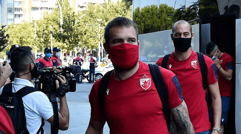 Crvena Zvezda arrin në kryeqytetin shqiptar për takimin e Championsit ndaj Tiranës
