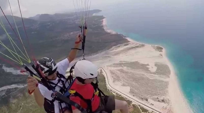 Parashutisti bën ulje të rrezikshme midis plazhit në Himarë (VIDEO)