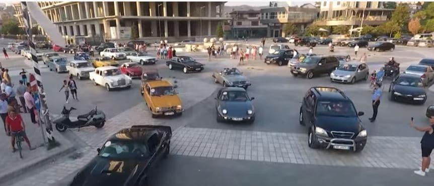 Parada e makinave Retro në Vlorë (VIDEO)