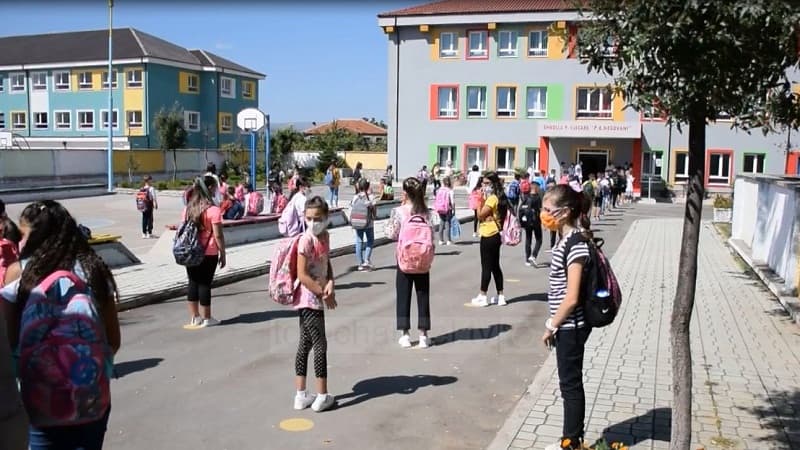 Ersekë, 10 mësues me COVID-19 - mbi 200 fëmijë nuk mund të ndjekin mësim