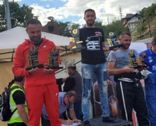 Kalenderi thyen rekord, fiton titullin e kampionit në automobilizëm