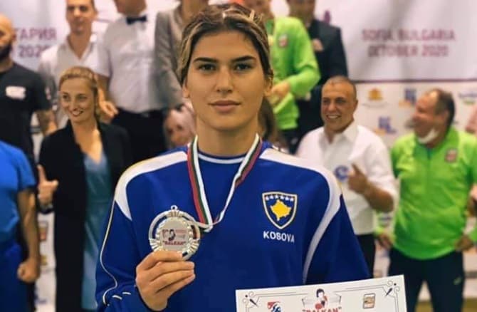 Boksierja Donjeta Sadiku fiton medalje të argjendtë në Sofje