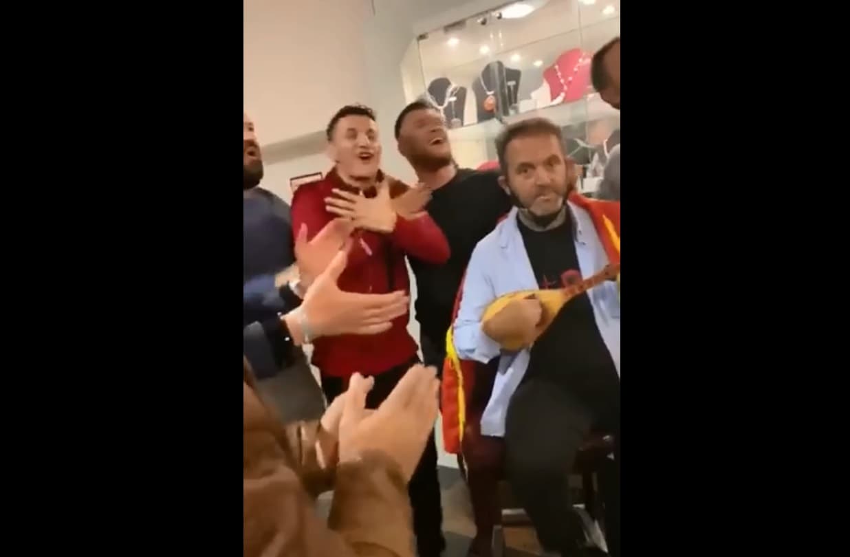 Kampioni Robin Krasniqi feston me këngë patriotike (VIDEO)
