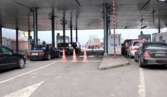 Pritje të gjata në pikën kufitare Dheu i Bardhë