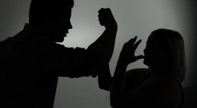 Burri e rrah gruan, xhelozoi për këngëtarin Sinan Hoxhën