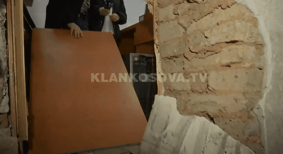 Pronari tregon se si arritën hajnat të thyejnë murin e argjendarisë dhe të marrin kasafortën në Shtime (VIDEO)
