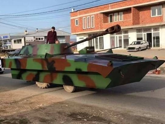 Prodhohet një tank në Komoran