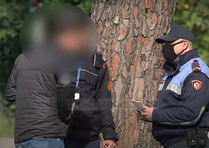 Shqipëri, nuk respektohet karantina – të infektuarit dalin nëpër rrugë