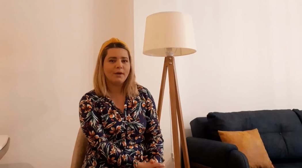 Gazetarja e Klan Kosovës shpërblehet për raportim rreth COVID-19 (VIDEO)