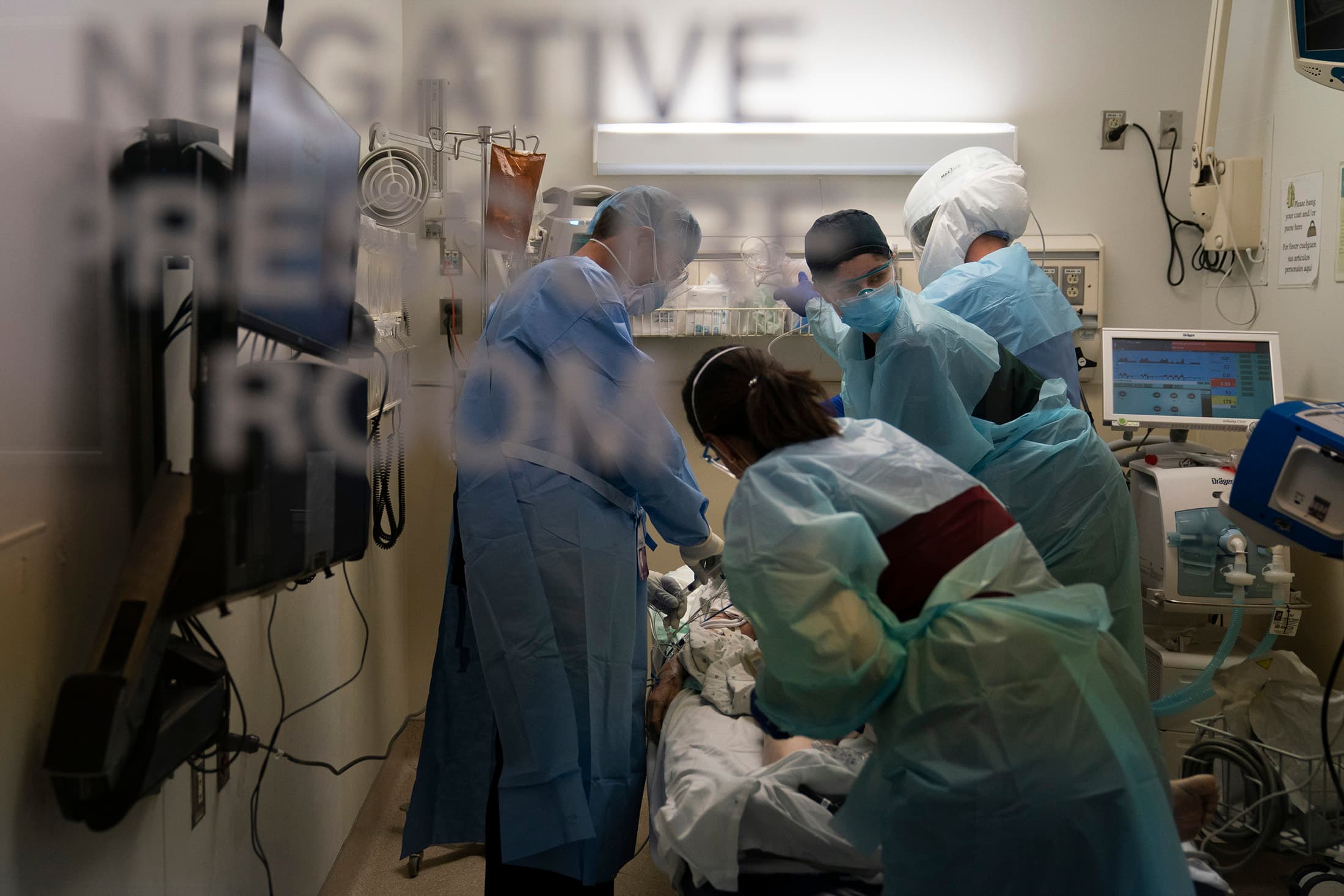 Studime mbi variantin britanik të COVID-19: Më i transmetueshëm, por jo aq i rëndë
