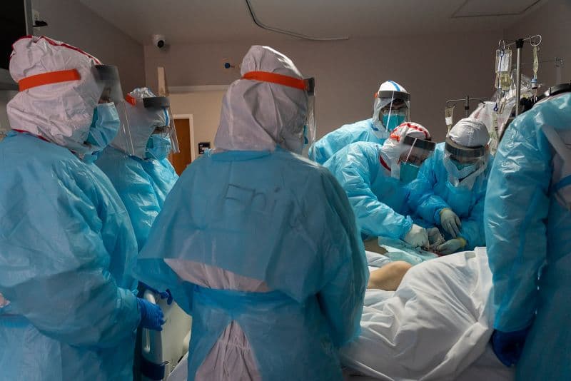 COVID-19 në SHBA: Për të 38-tën ditë me radhë mbi 100 mijë persona shtrihen në spital