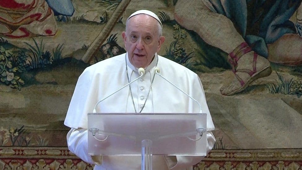 Papa Françesku merr vaksinën ndaj koronavirusit