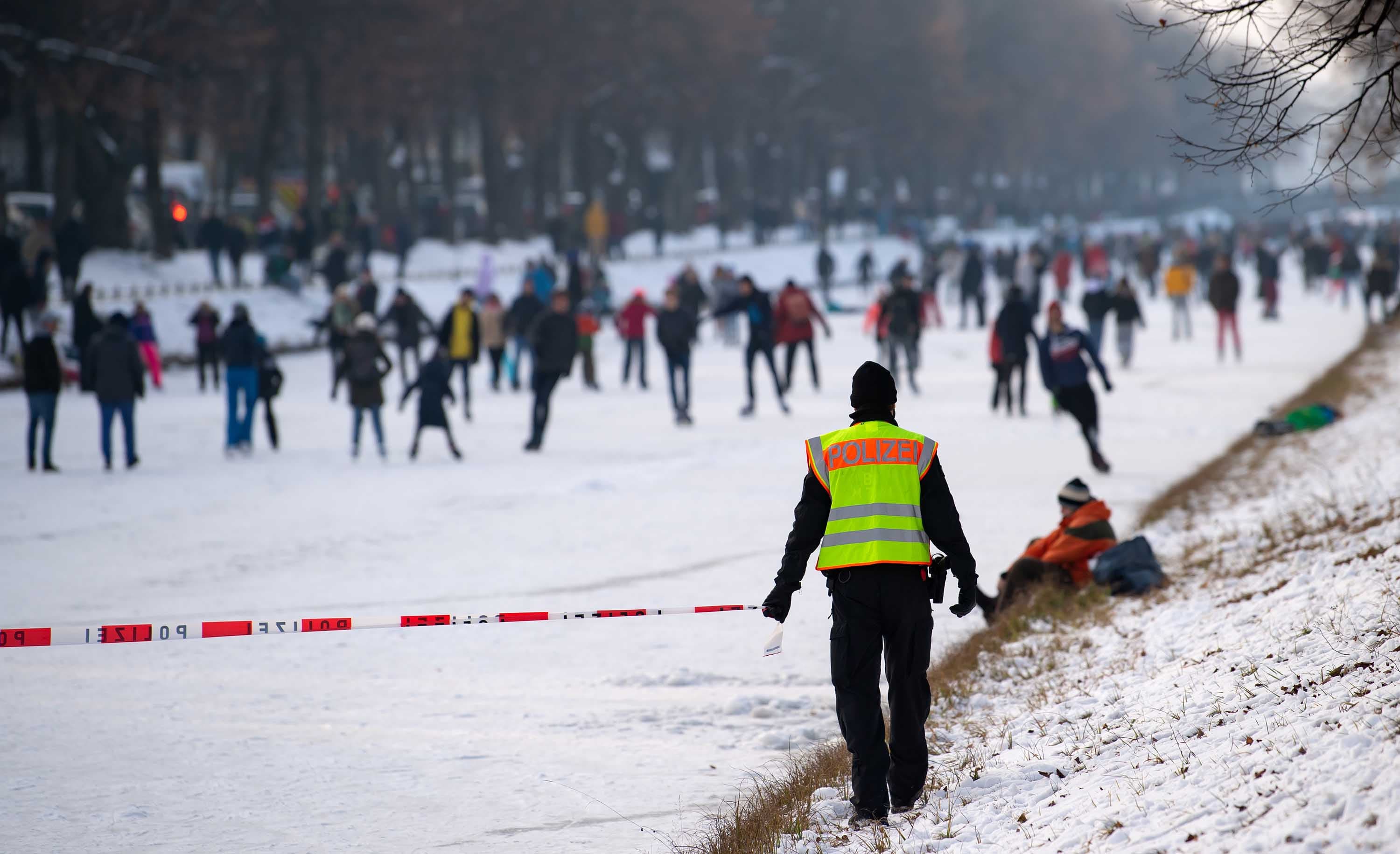 Shumë njerëz shfrytëzojnë një kanal të ngrirë për patinazh në Munich, ndërhyn policia