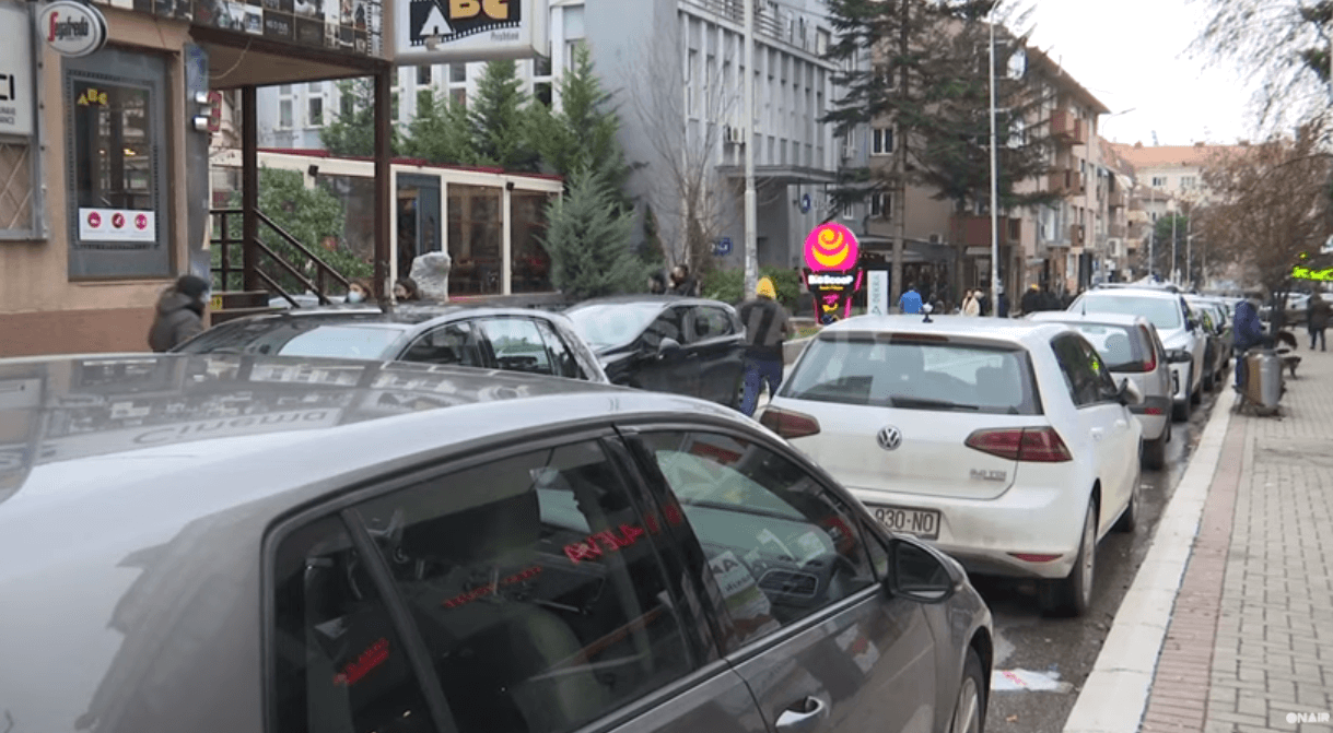 Fillon sistemi i ri i parkingjeve në Prishtinë, këto janë mënyrat e pagesës