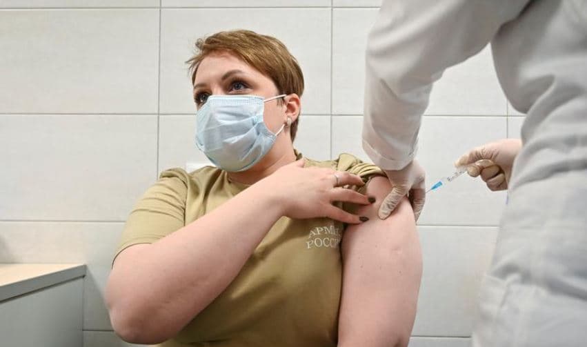 Rusia vaksinon mbi 800 mijë njerëz kundër COVID-19, lëshon edhe certifikata vaksinimi