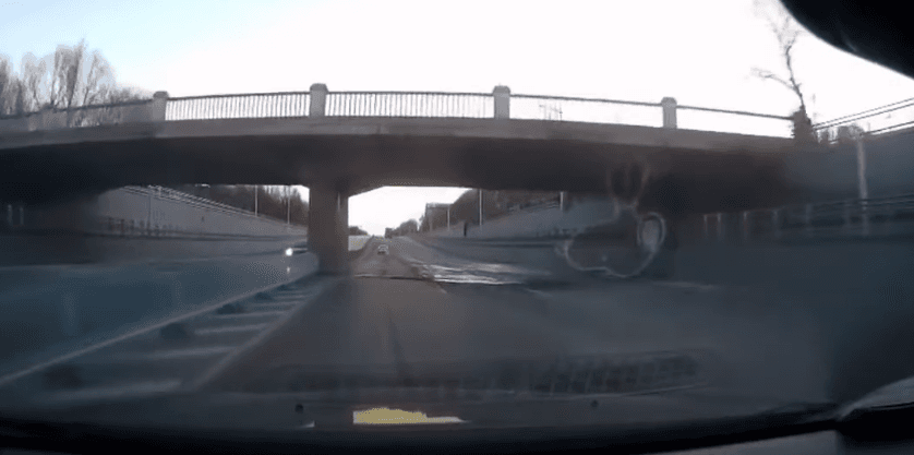 Uji mbi xhamin e makinës ngrin brenda pak sekondave në Kinë (VIDEO)
