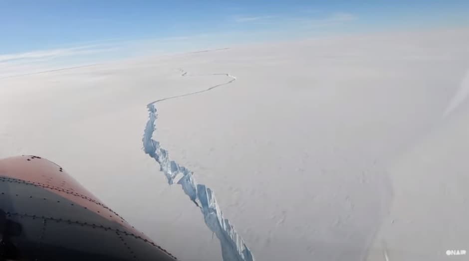 Ajsbergu me madhësinë e Los Angeles shkëputet nga Brunt Ice Shelf (VIDEO)