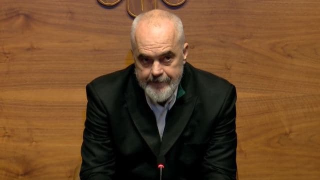 Mbërrijnë dozat e para të vaksinës anti-COVID në Shqipëri (VIDEO)
