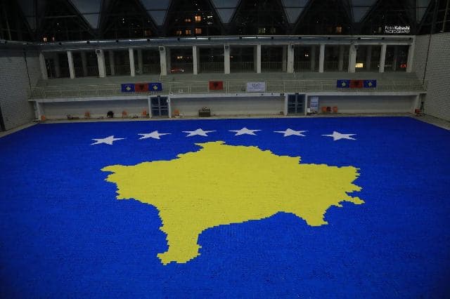 Flamuri i Kosovës me letra origami thyen rekordin e Guinnessit