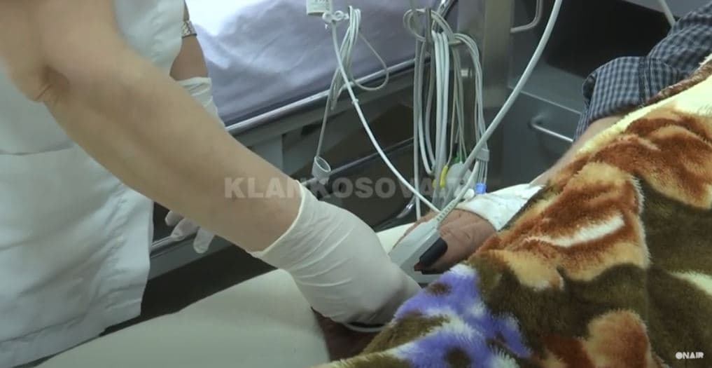 Pacientët me COVID-19 nga Shqipëria trajtohen edhe në Spitalin e Gjakovës (VIDEO)