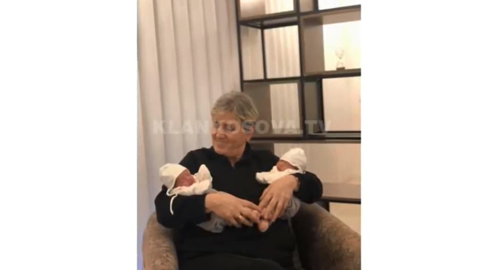 Ndrikulla të cilave binjake janë Atifete Jahjaga e Vlora Çitaku? (VIDEO)