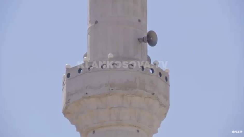 Myzeini thirri ezanin më herët, besimtarët bënë iftar (VIDEO)