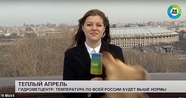 Qeni vjedh mikrofonin gjatë transmetimit të drejtpërdrejtë (VIDEO)