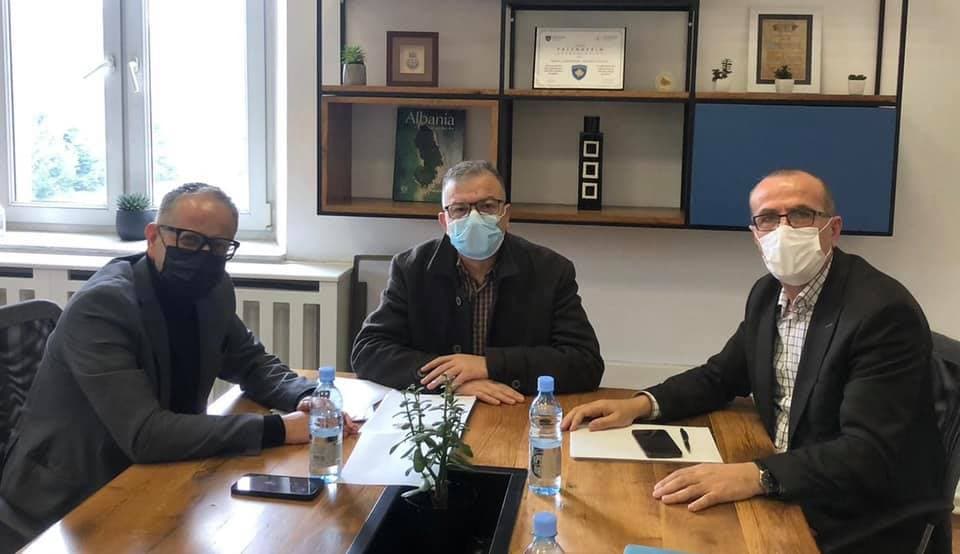 Haxhiu i PDK-së takon ministrin Vitia, ia jep kontaktet e kompanisë Pfizer