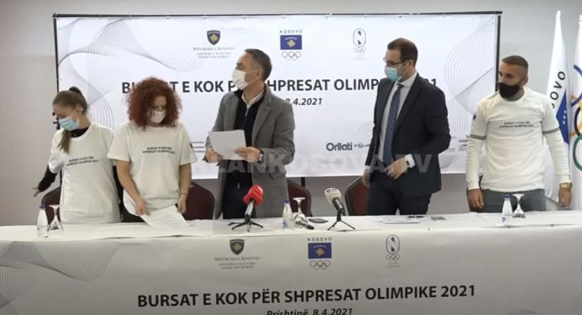 KOK nënshkruan kontratat me 24 bursistë (VIDEO)