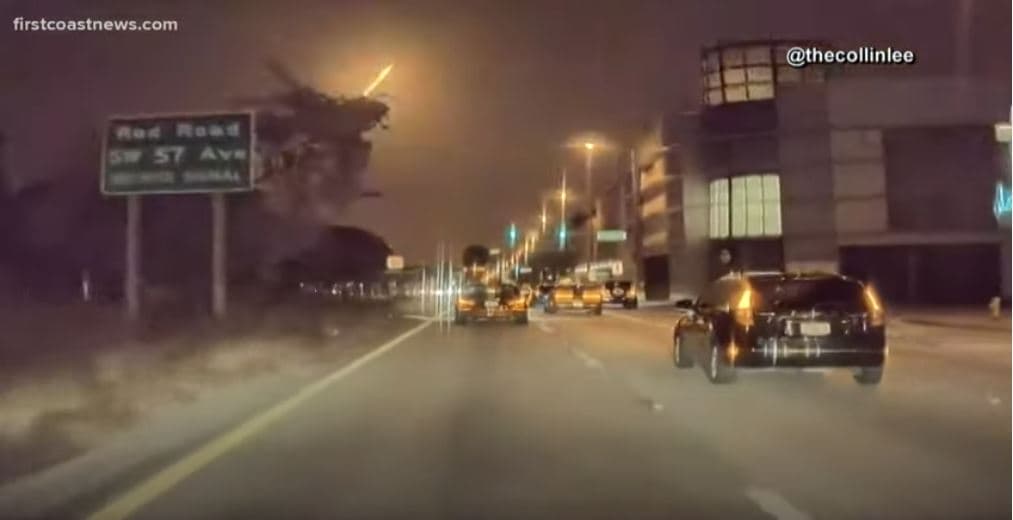 Top i ndritshëm ndriçon qiellin mbi Florida (VIDEO)