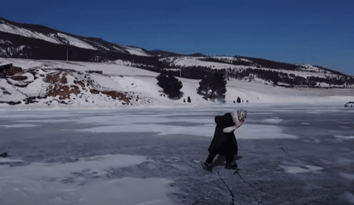 Njihuni me 79 vjeçaren ruse që bën patinazh (VIDEO)