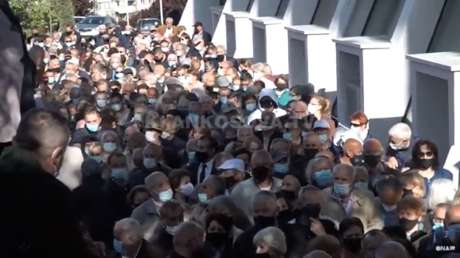 Opozita: Qeveria s'mund të menaxhojë as radhët për vaksinim (VIDEO)