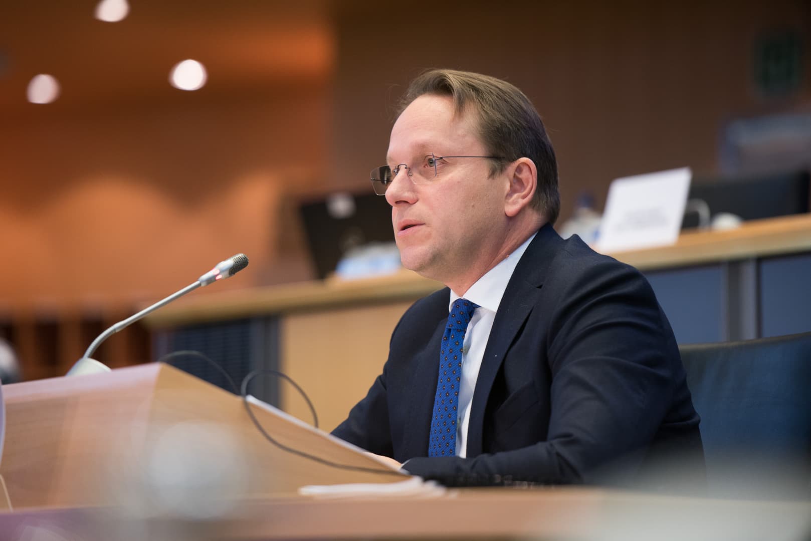 Çështja e sigurimit të vaksinave, të mërkurën Oliver Varhelyi vjen në Kosovë