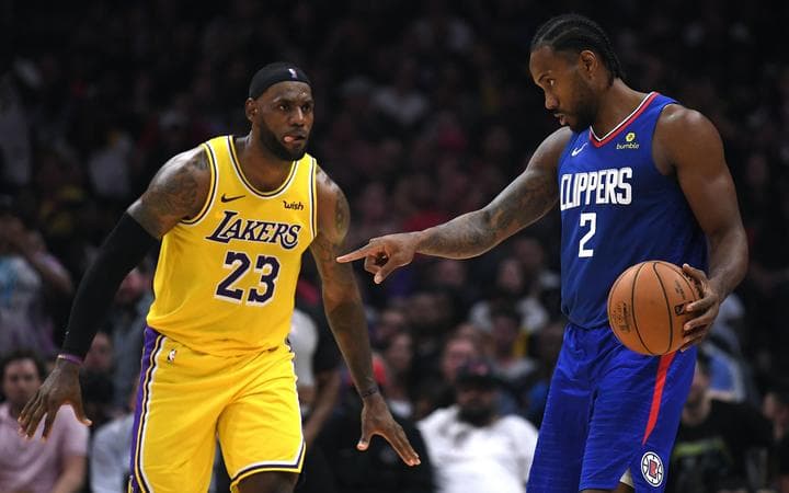 James dhe Davis sfidojnë Leonard dhe George, derbi i NBA vjen ekskluzivisht në Artmotion