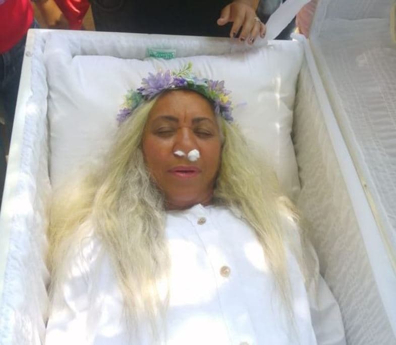 Gruaja ia organizon vetes funeralin për të parë se si do të ndjehet kur vdes