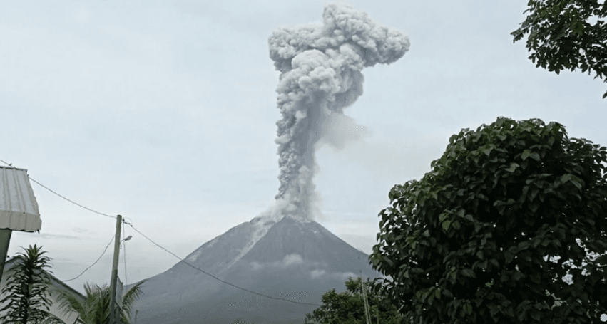 Mali Sinabung i Indonezisë hedh hirin vullkanik në qiell (VIDEO)