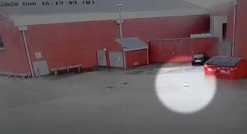 30 gjërat më të çuditshme të kapura nga kamerat e sigurisë (VIDEO)